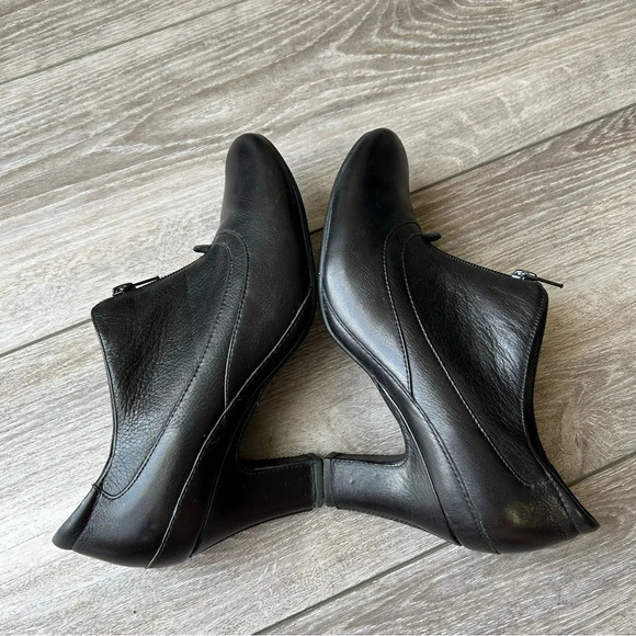Clarks Artisan Smooth Buttery Leather  Zip Up Clogs Booties in Black - Picture 9 of 13